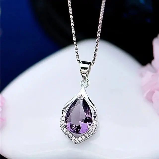 Elegantt halsbånd med lilla krystal