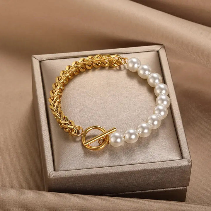 Elegantt armbånd i guld og perler