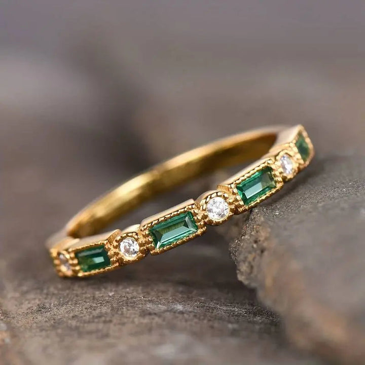 Vintage guldfarvet ring med grøn zirkonia