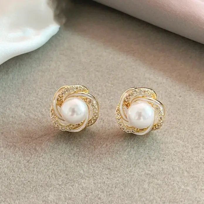 Elegantne Uhani iz Zlata s Spiralnimi Biseri in Cirkoniji