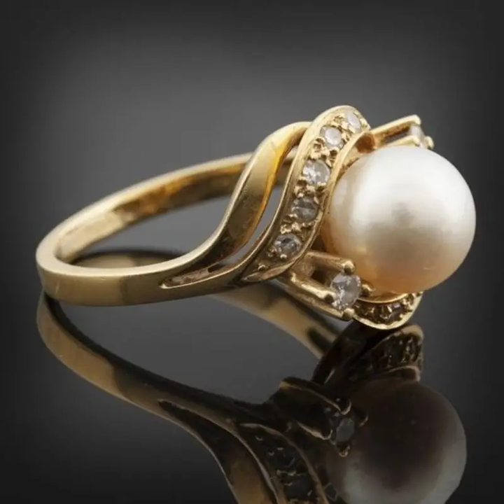 Elegant ring med perle og lyseguld