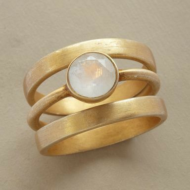 Vintage guldring med månestensindfatninger