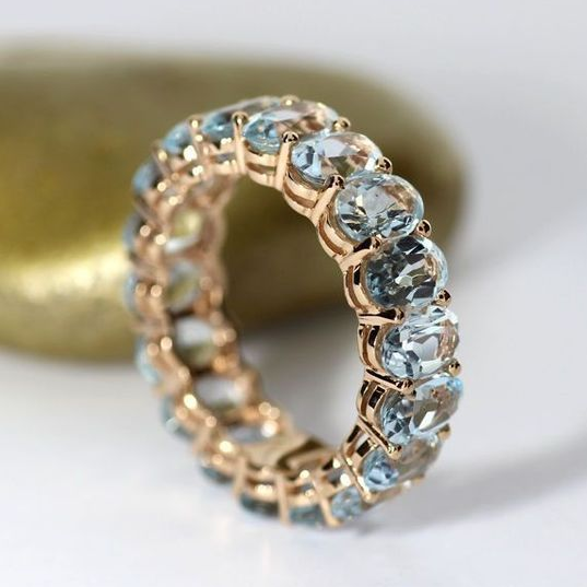 Vintage ring med indlagte blå glas- og guld-detaljer
