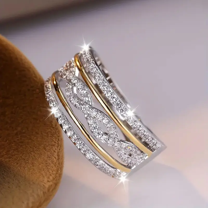 Lys flettet ring med zirkon