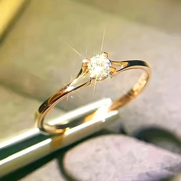 Ring af hvidt glas med gulddetaljer
