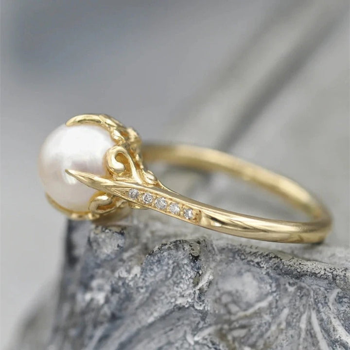 Vintage ring med gylden perle i midten