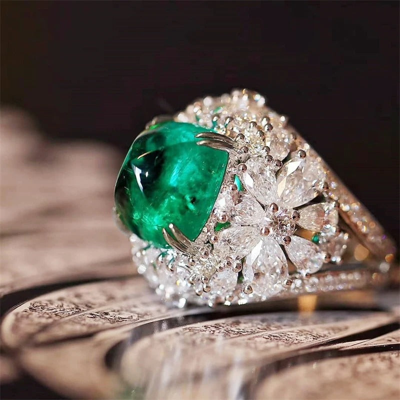 Anillo Floral Vintage con Piedra Verde y Diamantes