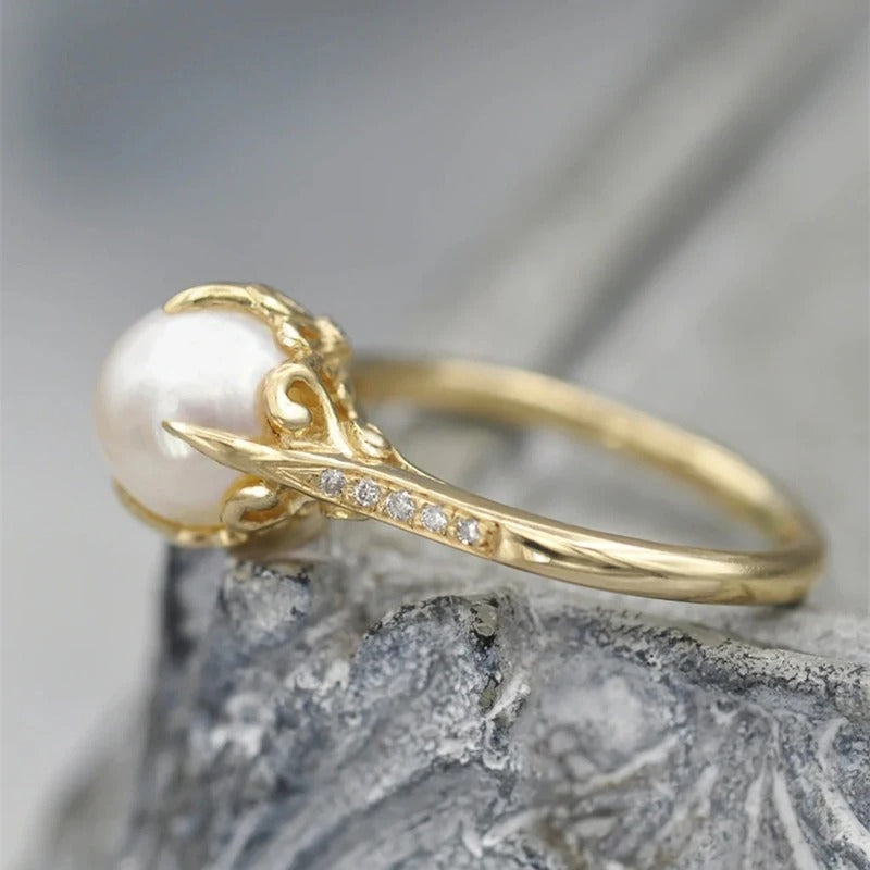 Anillo vintage con perla dorada en el centro