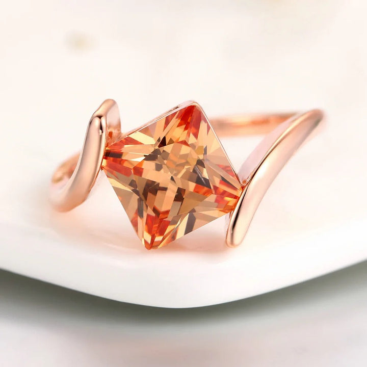 Ring med pyramideslebet orange ædelsten i rosa guld