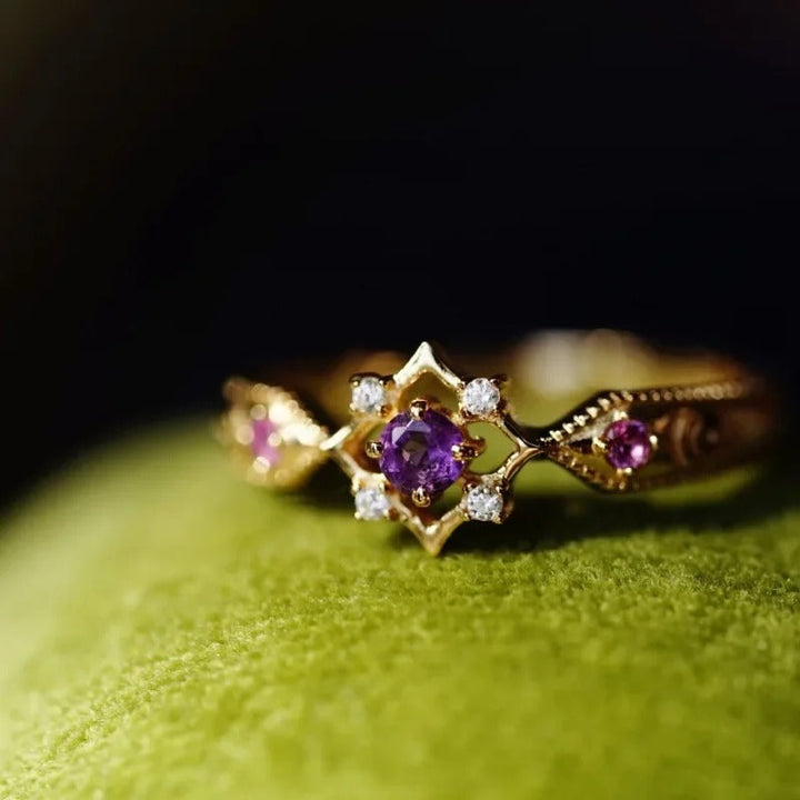 Justerbar Geometrisk Vintage Ring i Guld og Ametyst Krystal