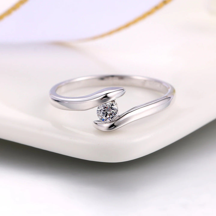 Ring med buet bånd i sølv og brillantsleben diamant i midten