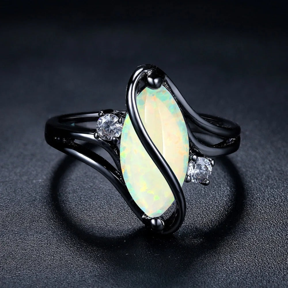 Vintage sort ring med sølv opal og krystal detaljer