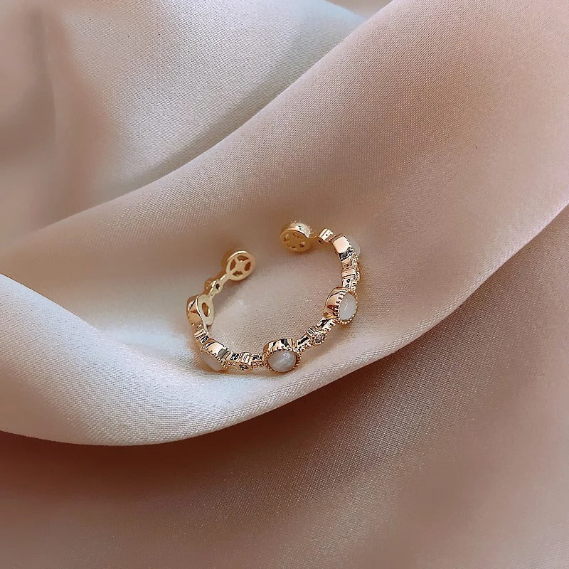 Klassisk rund justerbar ring i guld og krystal