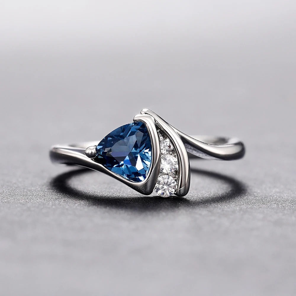 Anillo Vintage Plateado con Piedra Azul Triangular