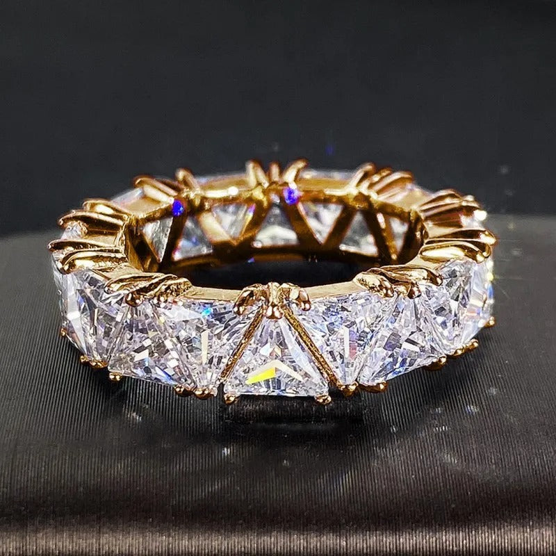 Anillo Vintage Triangular con Piedras en Oro