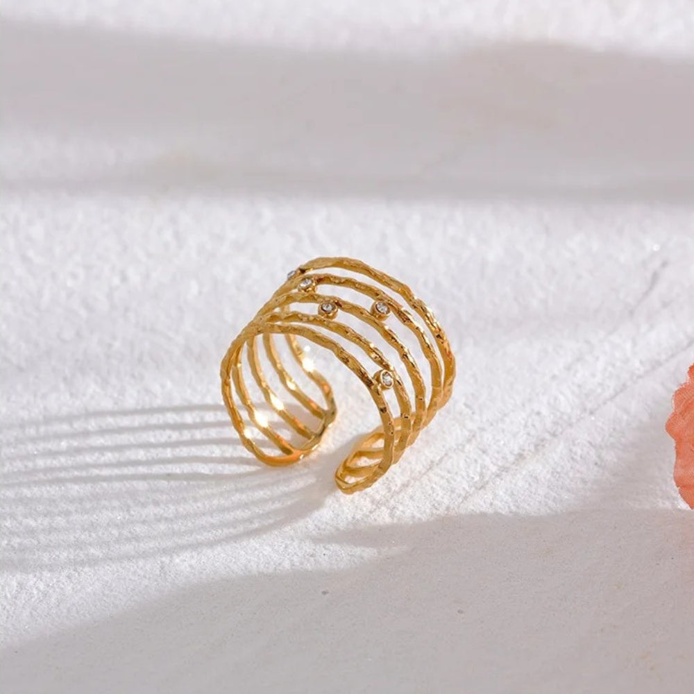 Anillo ancho de pulsera dorada con brillo dorado