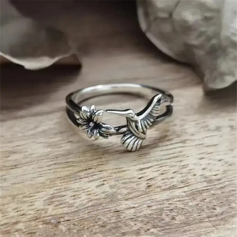 Anillo Vintage de Plata con Flor y Colibrí