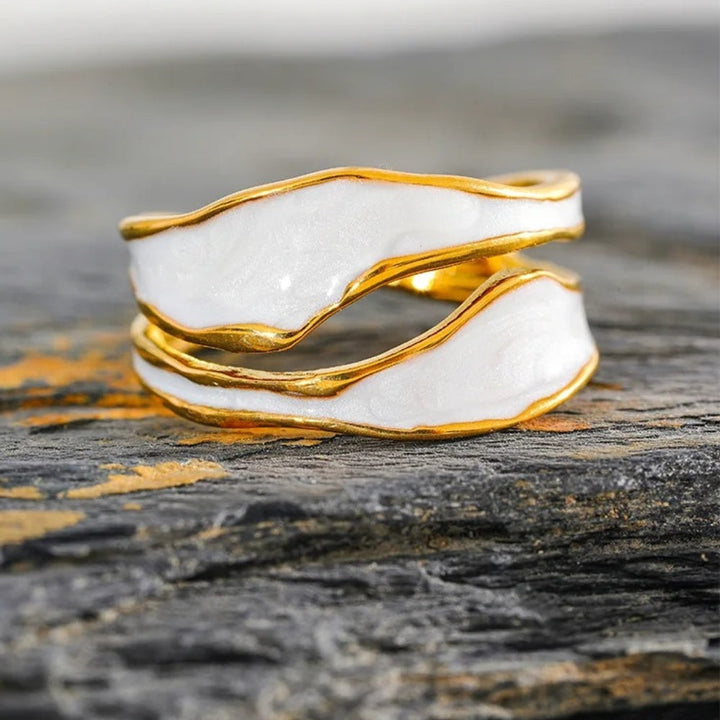 Åben spiralmønstret ring i hvid-guld-emalje