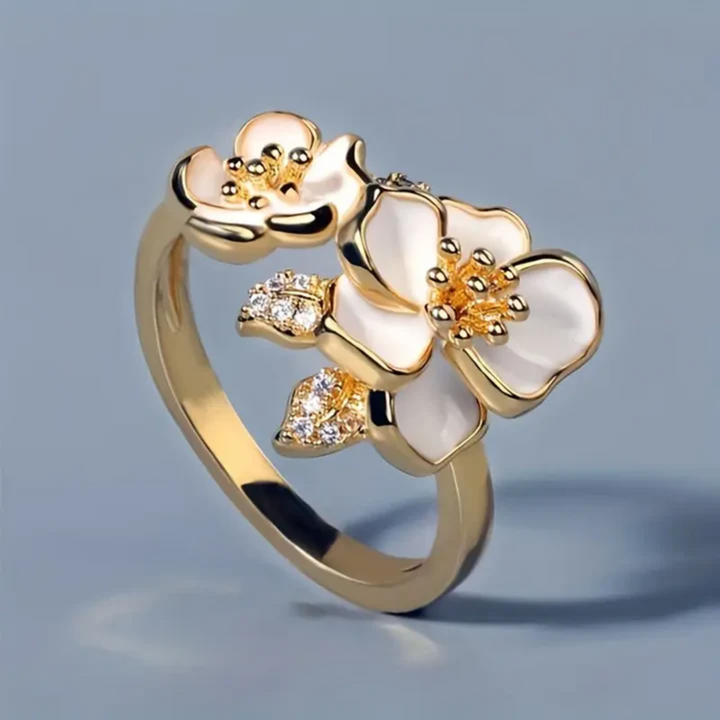 Anillo de Oro con Flor Blanca