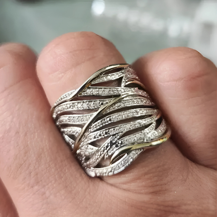 Elegant ring med snoede lag